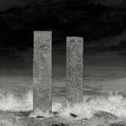 A une dizaine de kilomètres au sud-ouest de Tercan, à quelques encablures du village d'Üçpinar, le monastère Aprank fait face à la vallée de l'Euphrate. De ce monastère relativement bien conservé, deux magnifiques khatchkars de cinq mètres de haut datant du début du XIIème siècle dominent ces hauts plateaux.