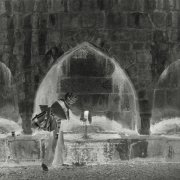 Fontaine du village de Zeytoun, à présent nommé Süleymanli, du nom du commandant turc qui conduisit l'armée pour détruire le village en 1915. La semi-autonomie acquise par des années de résistance durant l'époque ottomane en fit une des premières cibles des Jeunes Turcs en 1915. Seul vestige de ce village arménien, la signature gravée en arménien sur l'arche centrale, dont les inscriptions ont été effacées. 