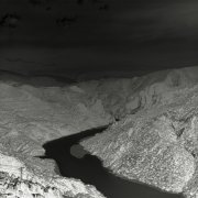 L'Euphrate, berceau de la civilisation mésopotamienne, prend sa source sur les hauts-plateaux de l'ancienne Arménie, à l'ouest près d'Erzeroum, et à l'est, au nord du lac de Van. Croisant les routes de déportation, il fut le tombeau de milliers d'Arméniens noyés dans ses eaux. 