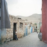 Le village de Derik, majoritairement kurde, abrite l'église Surp Kevork (Saint-Georges), surnommée l'église rouge, de la couleur de son mur. Comptant parmi les rares églises appartenant au Patriarcat d'Istanbul, elle a réouvert ses portes en octobre 1997 après des mois de rénovation. Un couple kurde, habitant dans la rue, détient les clés et entretient l'église. 