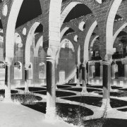L'église Surp Giragos s'élevait sans toit vers le ciel, les ogives nues dessinant dans le ciel de magnifiques arches qui projettent leurs ombres sur le sol, avant sa restauration en 2011.