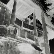 Cette maison sur les hauteurs d'Ordu porte les stigmates d'une riche demeure. A présent abandonnée, elle est devenue le terrain de jeux d'enfants du quartier. Au premier étage, de magnifiques pièces avec de larges baies vitrées, offrant une vue sur la mer au loin. D'autres familles ont habité les lieux depuis. A présent vide et laissée au vent, ses murs, son escalier, les restes de son mobilier racontent son histoire oubliée. 