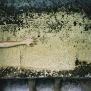  Cette église troglodytique gravée de croix arméniennes, se situe sur les rives de l'Euphrate, en face du village de Savasan, à présent à moitié sous les eaux. Depuis les années 1970, la Turquie s'est engagée dans la construction de cinq grands barrages sur l'Euphrate aux fins d'irrigation et de production d'énergie. Celui de Bireçik construit en 2000 a entraîné la disparition de nombreux villages et 30 000 personnes furent déplacées. Des sites archéologiques comme la fameuse cité Zeugma datant du IIIème siècle av JC furent engloutis sous les eaux avant la fin des fouilles. 