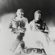 Ce couple arménien est d'Anchertı, à présent Tokpapı. Leurs parents ont échappé aux massacres en fuyant à Alep. A leur retour, ils se sont installés dans la maison d'une autre famille arménienne, la leur ayant été détruite. Dans ce petit village surplombant l'Euphrate au sud de Kemaliye, l'histoire a marqué de son sceau l'identité et l'origine de ces familles turques, kurdes, arméniennes qui se côtoient mais ne se mélangent pas. 