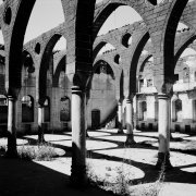  L'église Surp Giragos s'élevait sans toit vers le ciel, les ogives nues dessinant dans le ciel de magnifiques arches qui projettent leurs ombres sur le sol, avant sa restauration en 2011.