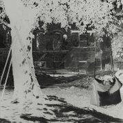 Cour d'une maison arménienne dont il ne reste que la façade. En atteste le sigle arménien de l'infini, représenté par une rosace, gravé sur le haut de la façade intérieure. 