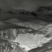 Depuis le site majestueux d'Ani, capitale du Royaume d'Arménie, ville antique aux 1001 églises, les gorges de l'Akhourian creusent une frontière séparant la ville mythique de sa patrie de l'autre côté de la rivière. De la même manière, depuis Erevan, capitale de l'actuelle Arménie, peut-on voir les sommets enneigés du Mont Ararat, symbole de l'Arménie, en territoire turc. 