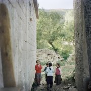  Değirmenaltı s' est construit sur les ruines de l'ancien monastère de Por, à sept kilomètres à l'est de Bitlis. Une église restée debout sert de grange, tandis qu'autour sont entreposés une dizaine de khatchkars, dont trois monumentaux datant des XIVème et XVème siècles. Depuis peu, un villageois a construit sa maison en parpaings à moins de deux mètres de ces khatchkars. 